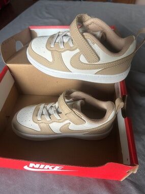 Nike Court Borough low 10c Tan and white